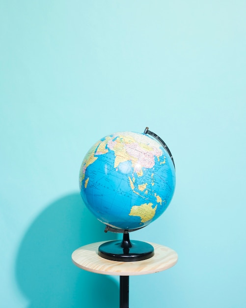 Free photo globe on blue background with copyspace