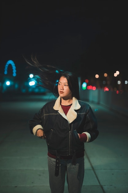 Free photo going out concept with girl at night