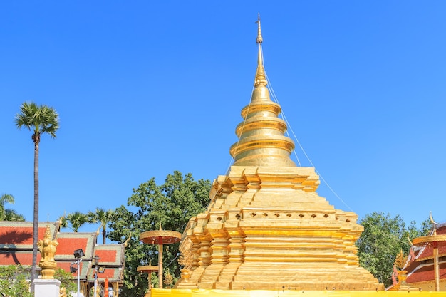 Free Photo golden buddha relic pagoda at wat phra that si chom thong worawihan in chiang mai thailand