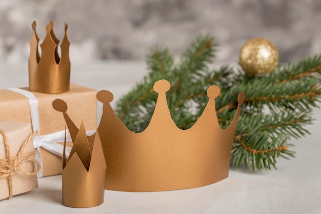 Free Photo golden crowns and pine needles