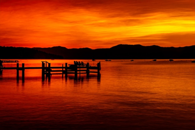 Free photo golden hour in the early morning before sunrise, lake tahoe california