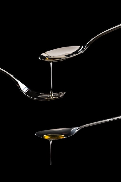 Free photo golden sweet honey dripping from spoon