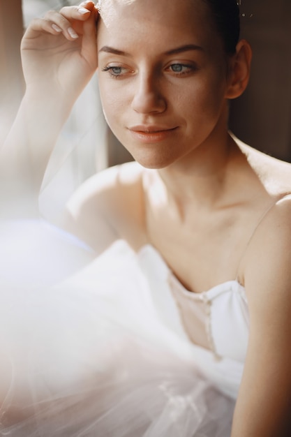 Free Photo gorgeous ballet dancer. ballerina in pointe. girl by the window.