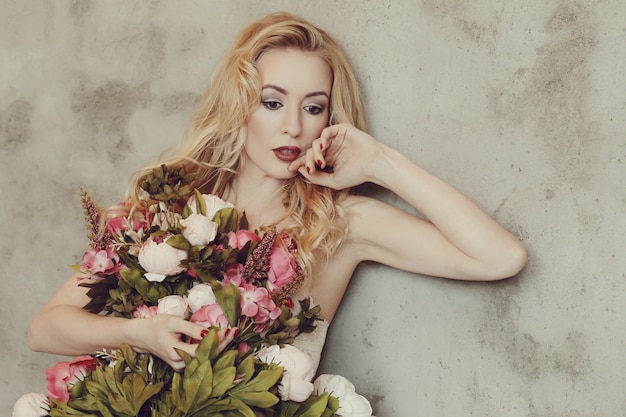 Free Photo gorgeous woman holding roses bouquet