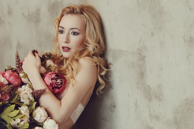 Free Photo gorgeous woman holding roses bouquet