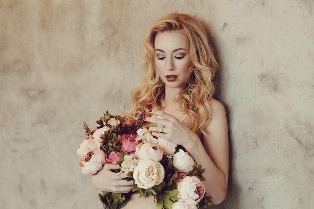 Free photo gorgeous woman holding roses bouquet