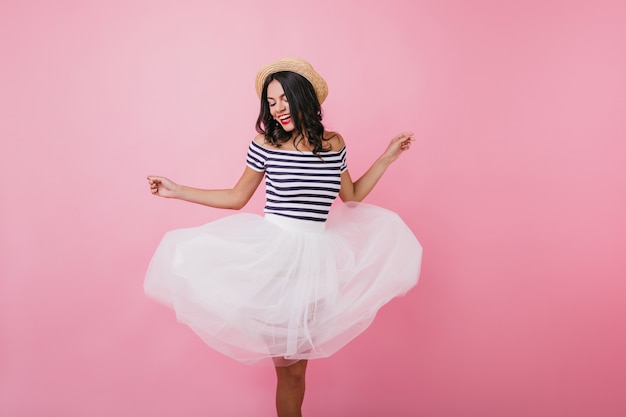 Free photo graceful european girl posing in white skirt. portrait of adorable dark-haired lady dancing.