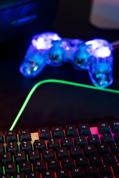 Free photo gradient view of illuminated neon gaming desk setup with keyboard