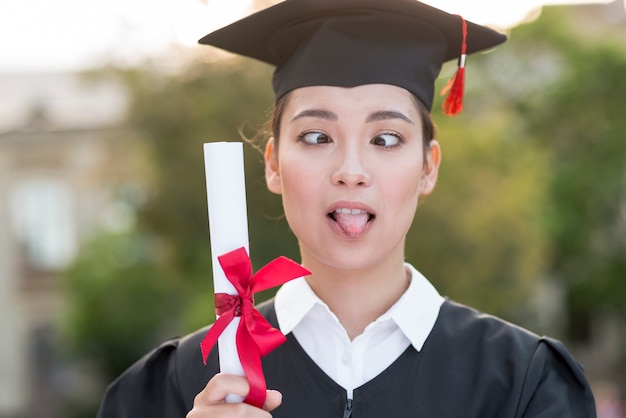 Free photo graduation concept with portrait of happy girl