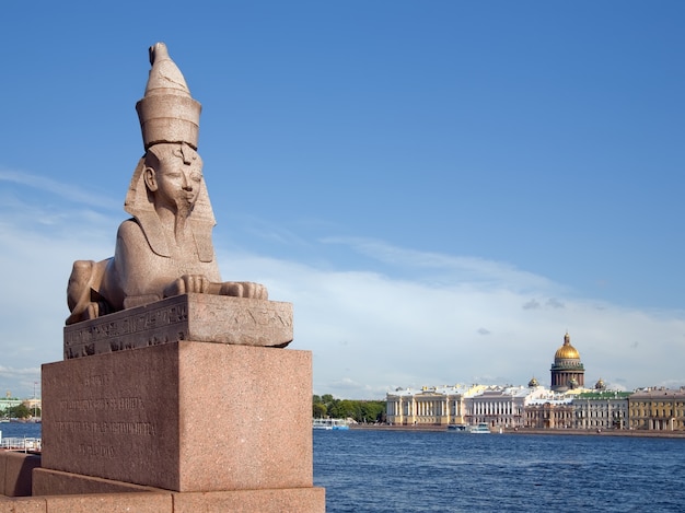 Free photo granite egypt sphinx on the neva river embankment.