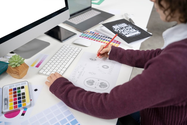 Free photo graphic designer making a logo on a notebook