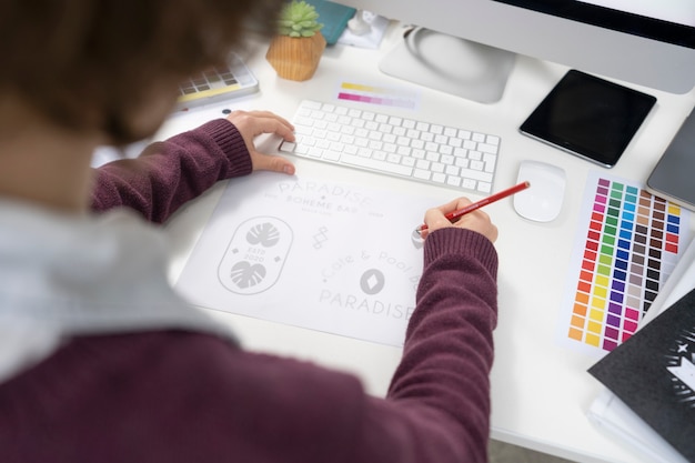 Free photo graphic designer making a logo on a notebook