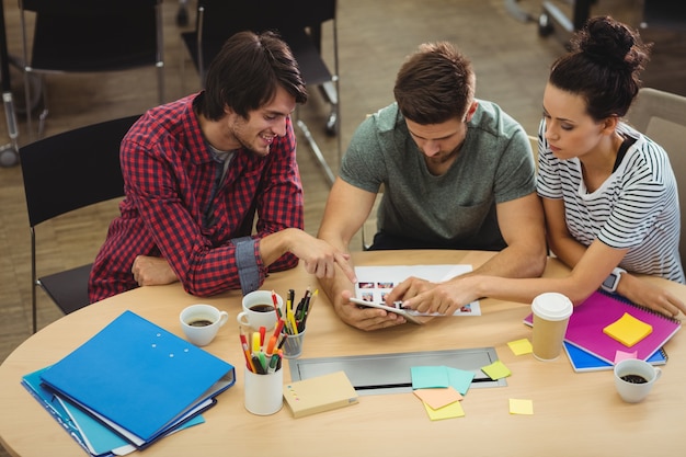 Free photo graphic designers interacting at their desk