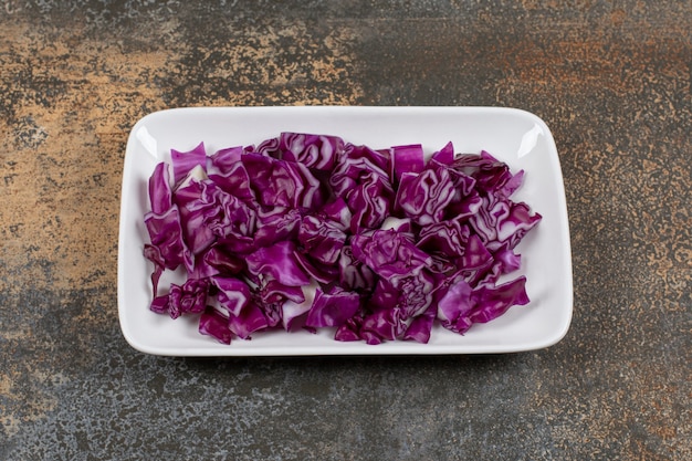 Free Photo grated red cabbage in the bowl, on the marble surface