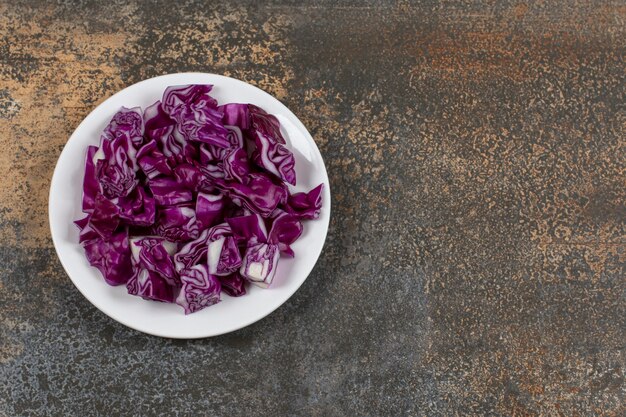 Free Photo grated red cabbage in the bowl, on the marble surface