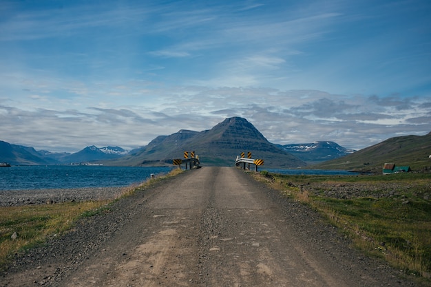 Free photo gravel mountain route from iceland.