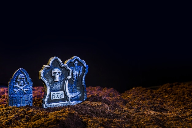 Free Photo gravestones with blueness on maroon ground