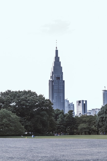 Free photo gray high-rise building