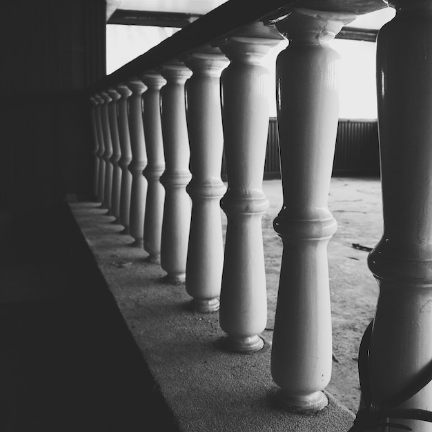 Free Photo grayscale shot of columns in a balustrade