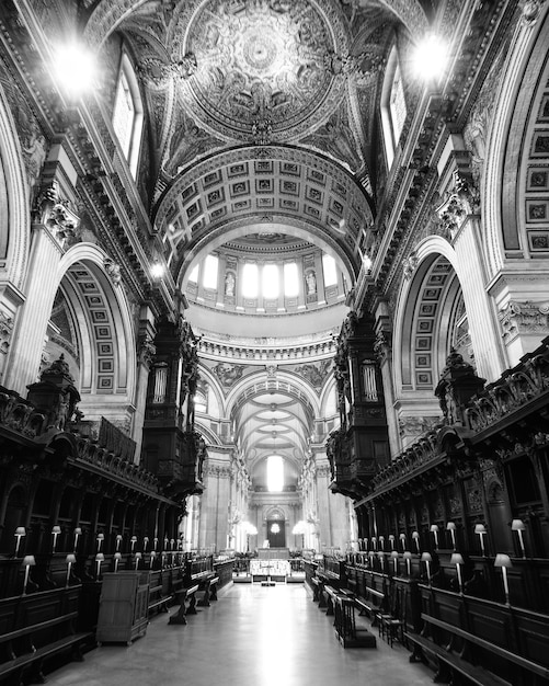 Free photo grayscale shot of an old building interior surrounded by the lights