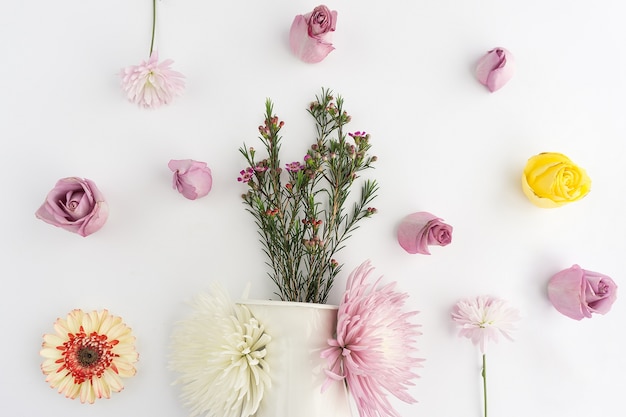 Free photo great composition with vase and decorative flowers