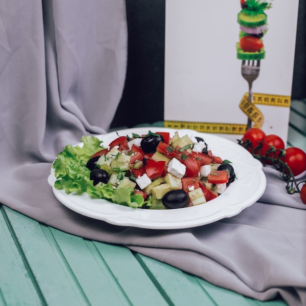 Free photo greek salad with chopped tomato, cheese and olives.