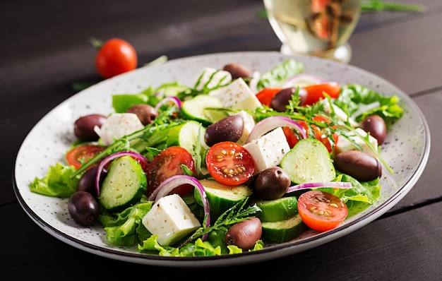 Free photo greek salad with fresh vegetables, feta cheese and kalamata olives