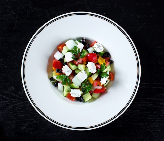 Free photo greek salad with olives and bell pepper