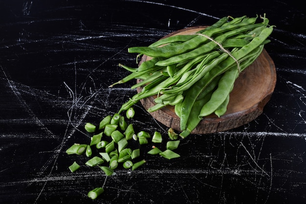 Free photo green beans on black