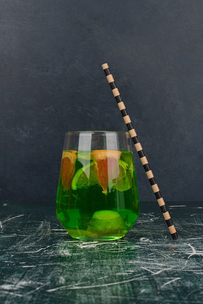 Free Photo green beverage with lemon and straw