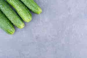 Free photo green cucumber isolated on a concrete surface