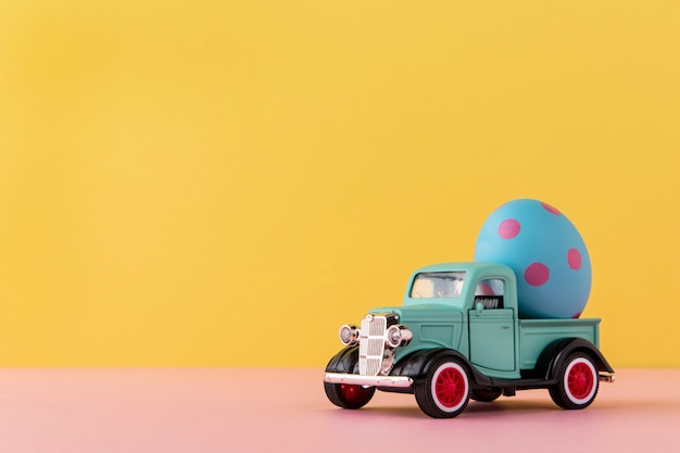 Free photo green easter car with dotted egg