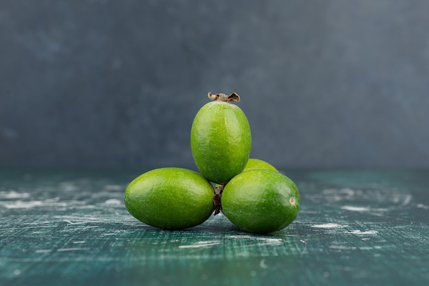 Free photo green feijoa fruits on marble surface