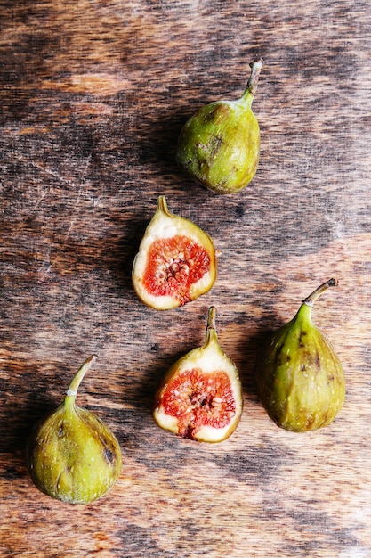 Free photo green fig on wooden table