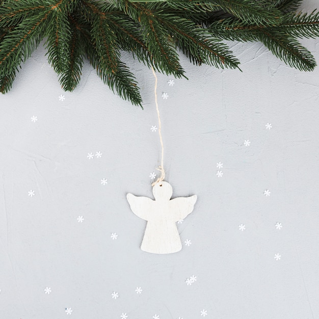 Free photo green fir tree branches with small angel