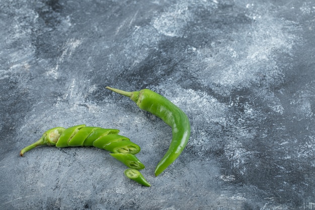 Free Photo green hot chili peppers with slicesor whole. high quality photo