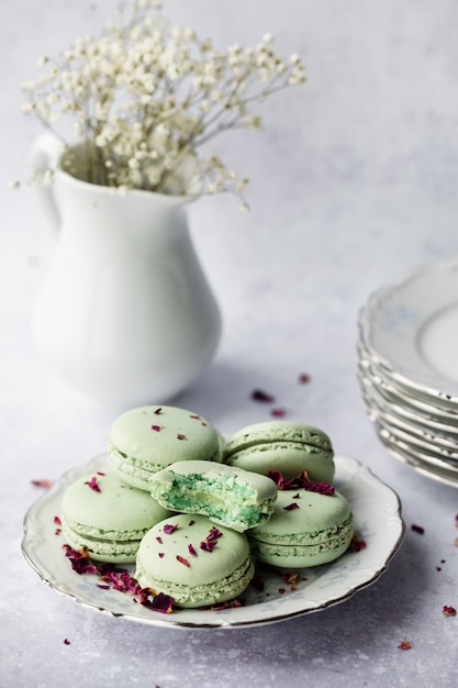 Free photo green macaroons in plate