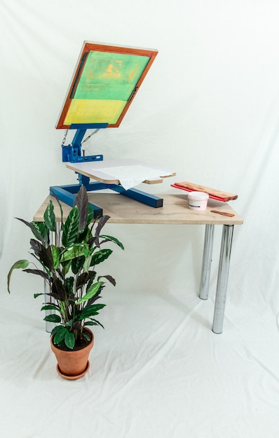 Free photo green plant next to brown wooden table