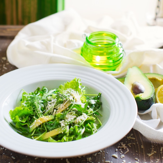 Free photo green salad with lettuce, avocado, arugula and parmesan cheese