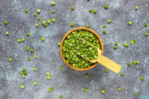 Free photo green split peas, top view