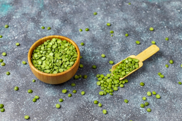 Free photo green split peas, top view