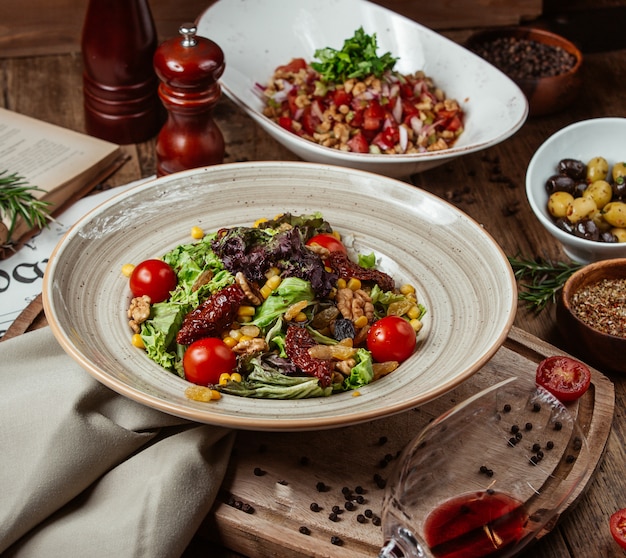 Free photo green vegetable salad with cherry tomatoes.