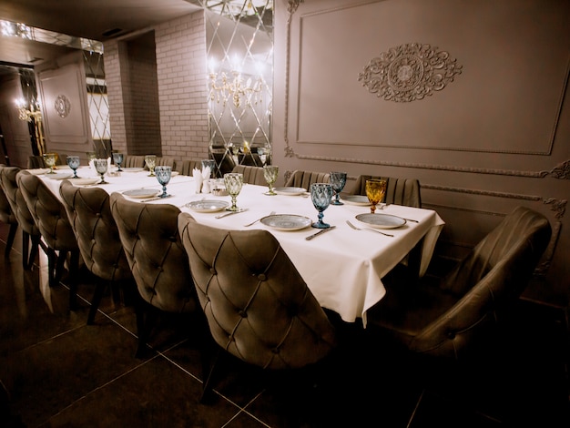 Free Photo grey painted fancy restaurant with empty dinner table