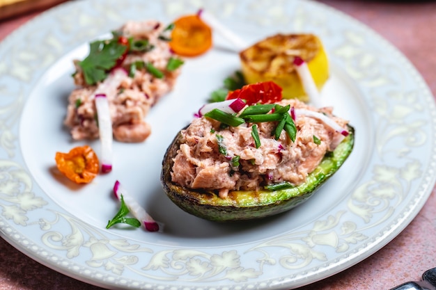 Free Photo grilled avocado salad tuna fish pepper radish