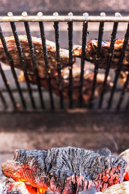 Free photo grilled beef over the burnt charcoal in bbq