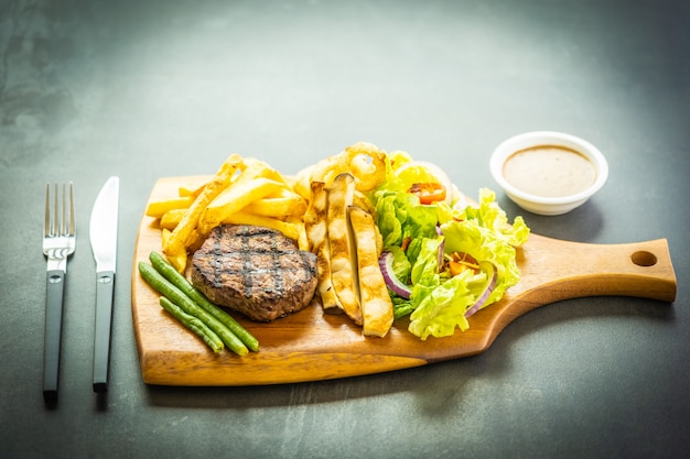 Free photo grilled beef meat steak with french fries sauce