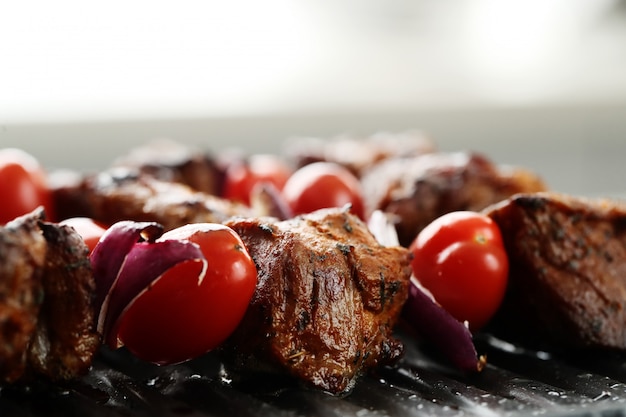 Free photo grilled beef and tomato skewers