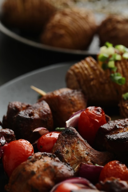 Free photo grilled beef and tomato skewers