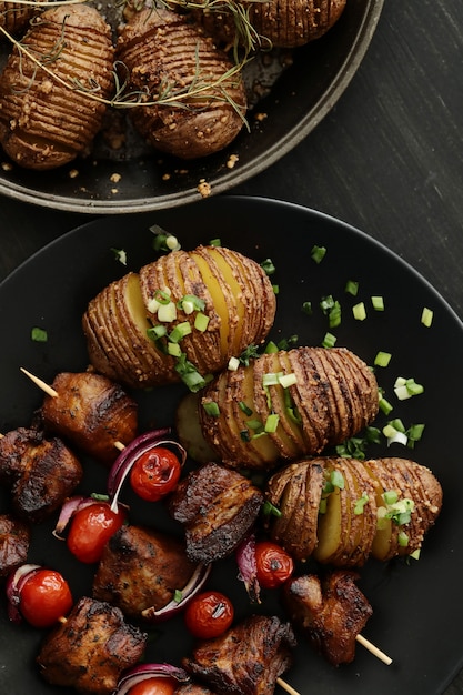 Free photo grilled beef and tomato skewers