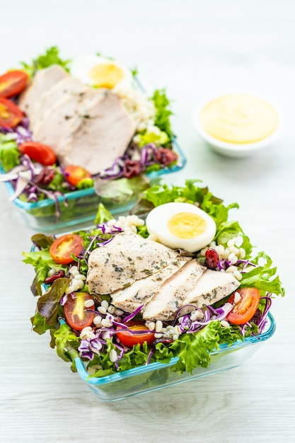 Free photo grilled chicken breast and meat salad